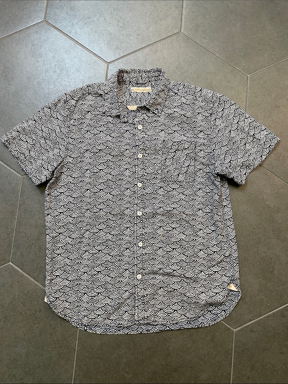 Nifty Genius Men's Short-Sleeve Button-Up Shirt in Navy and White Wave Print L